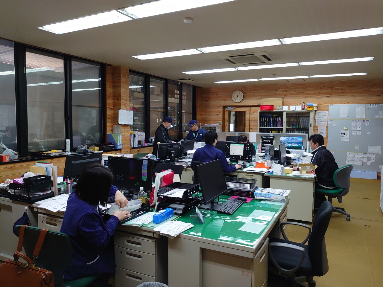 綾目精機の事務所・働く様子